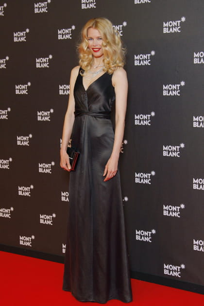 Claudia Schiffer en robe satin&eacute;e