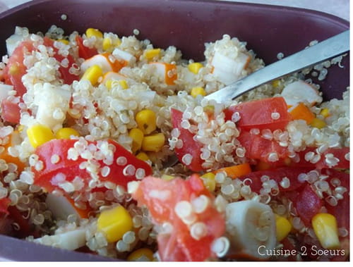 Salade de quinoa, tomates, surimi et maïs