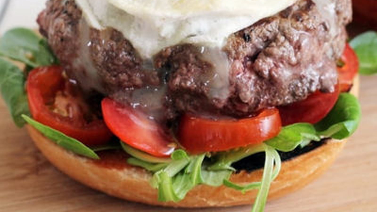 Bagel burger au steak haché maison et Rocamadour