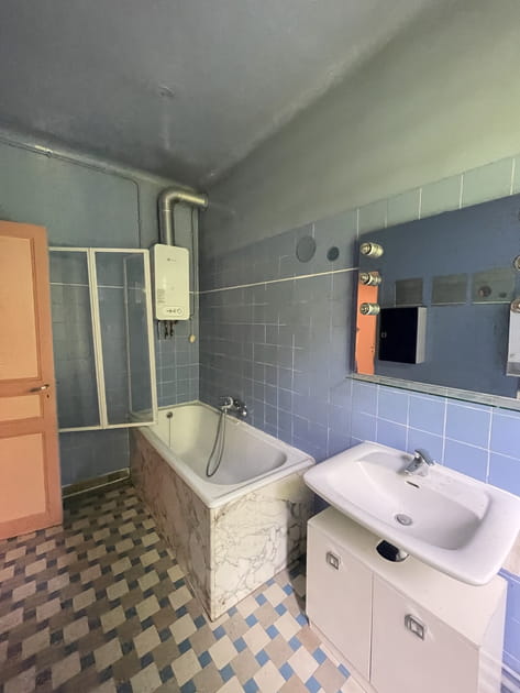 Avant&nbsp;: une salle de bains fade et mal plac&eacute;e