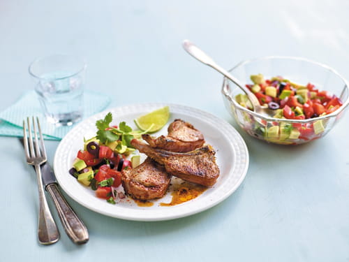 Côtes d'agneau piquantes et salsa à l'avocat