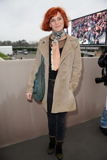 Fauve Hautot en manteau beige et foulard