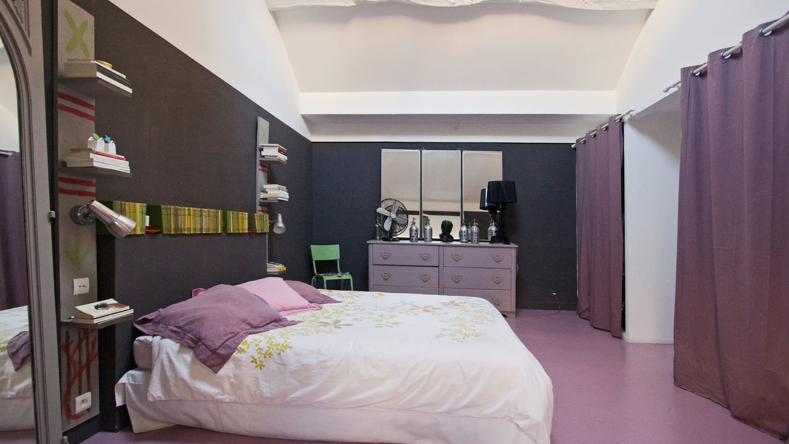Chambre avec sol béton