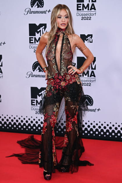 Rita Ora dans une combinaison transparente brod&eacute;e de fleurs