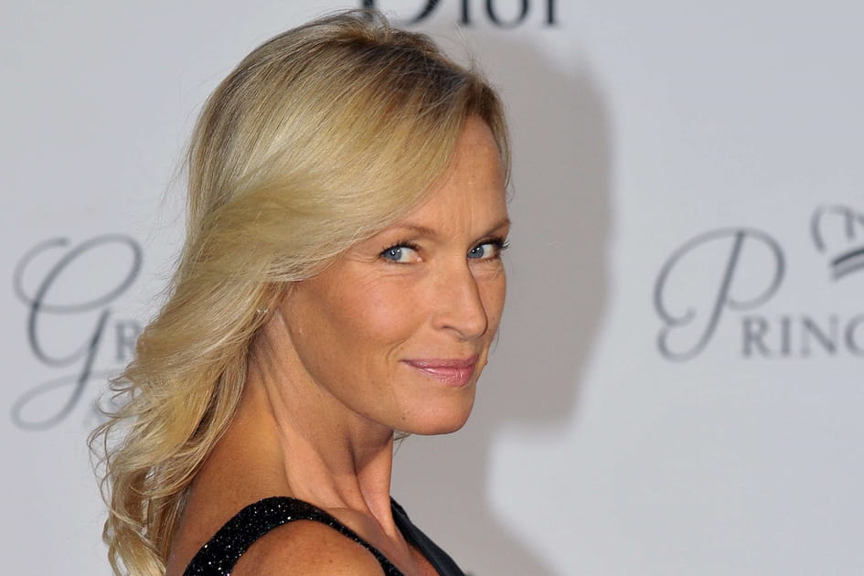 Estelle Lef&eacute;bure, raffin&eacute;e avec son blond wavy