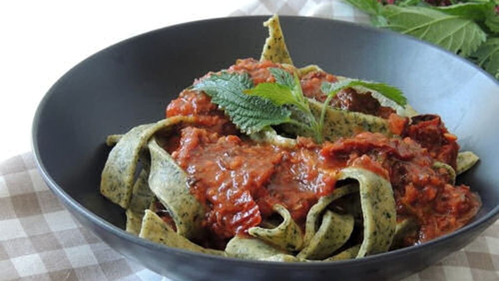 Pâtes fraîches aux orties sauce tomate à la sicilienne