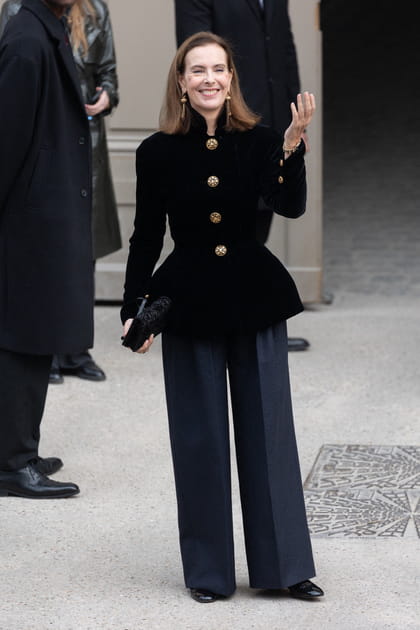 Carole Bouquet en veste cintrée à la taille