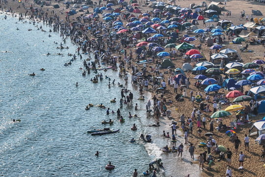 C'est la plage la plus bond&eacute;e au monde&nbsp;: on voit &agrave; peine le sable &agrave; cause des d&eacute;chets et des touristes