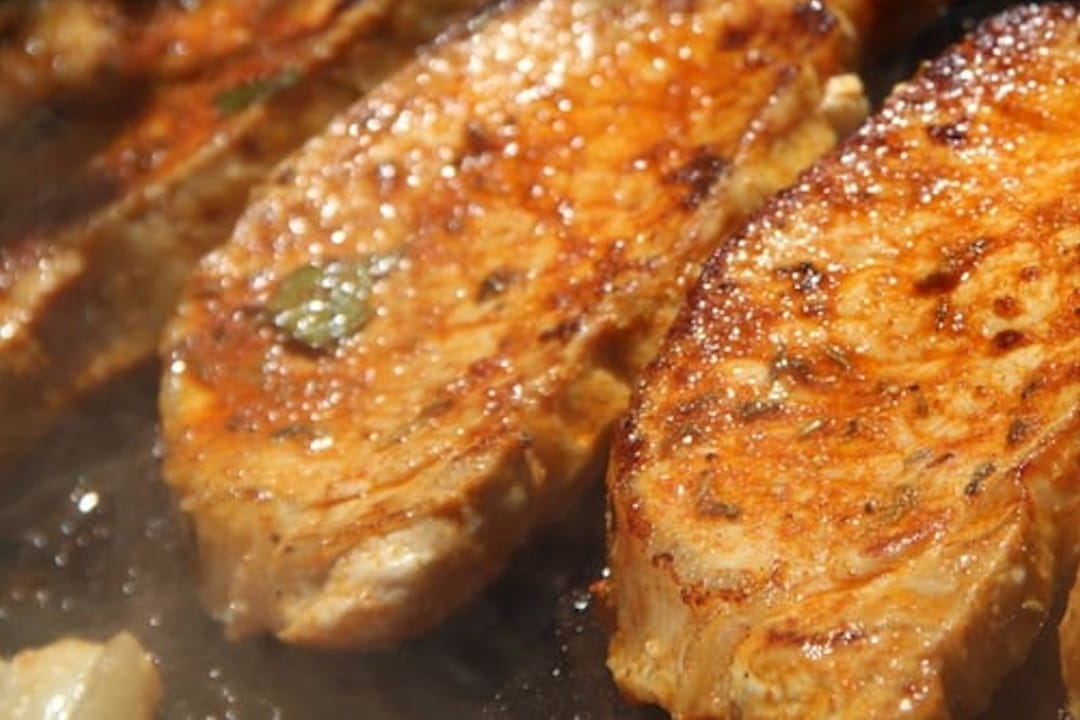 Côtes de porc marinées au paprika à la plancha