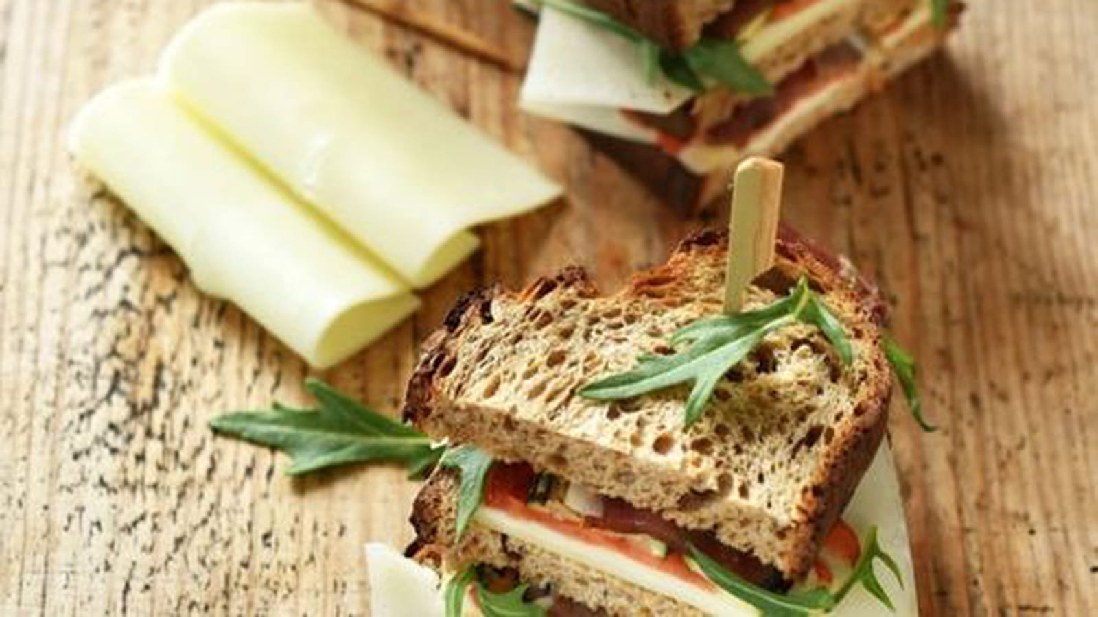 Club Sandwich aux tranches de brebis Lou Pérac, légumes grillés et jambon de pays