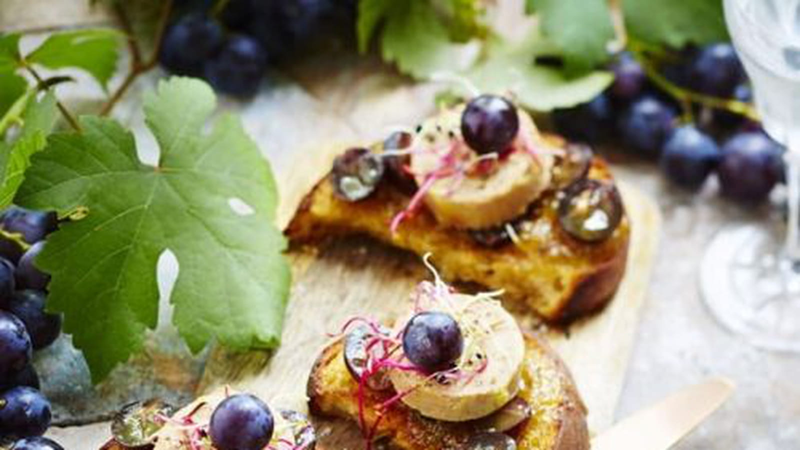 Crostinis de foie gras et raisin noir Muscat du Ventoux AOP