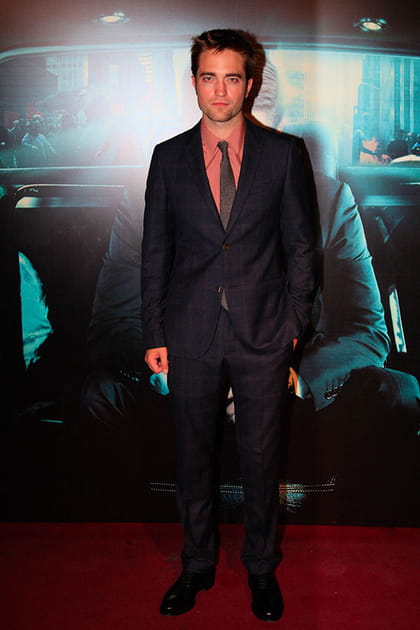 Robert Pattinson en costume noir et chemise saumon