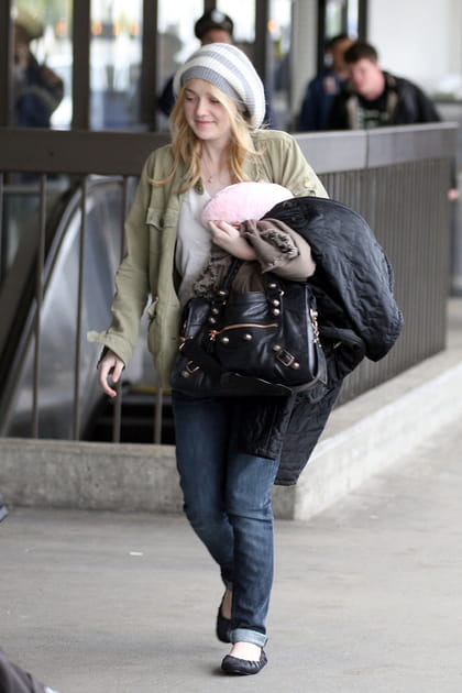 Dakota Fanning ne voyage pas sans son coussin