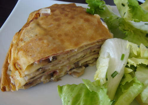 Millefeuille de crêpes au jambon et aux champignons frais
