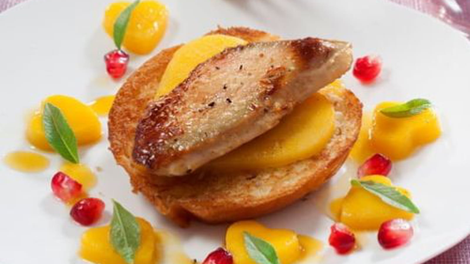 Le Foie Gras poêlé sur tendre brioche et coulis de mangue