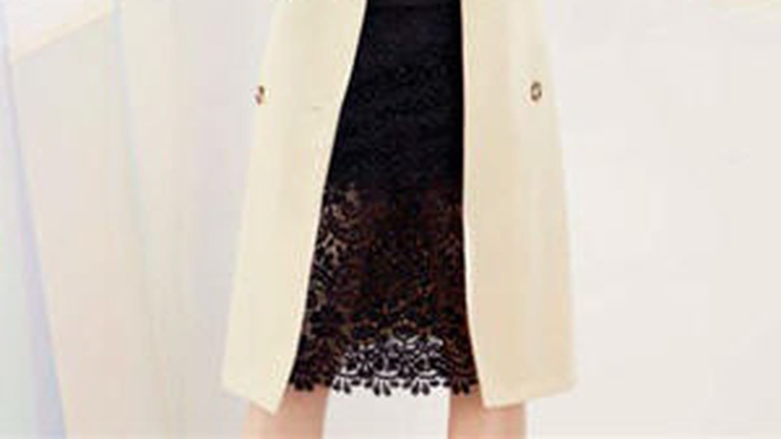 Jupe midi en guipure noire, tee-shirt cropped The Rolling Stones et trench oversized de Pimkie