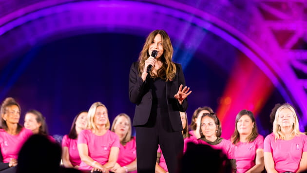 Carla Bruni-Sarkozy remonte sur sc&egrave;ne pour la soir&eacute;e de lancement de Ruban Rose