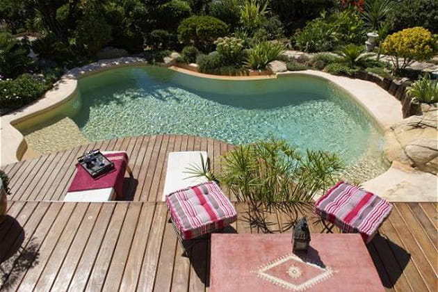 Ambiance cocooning pour cette piscine &agrave; d&eacute;bordement