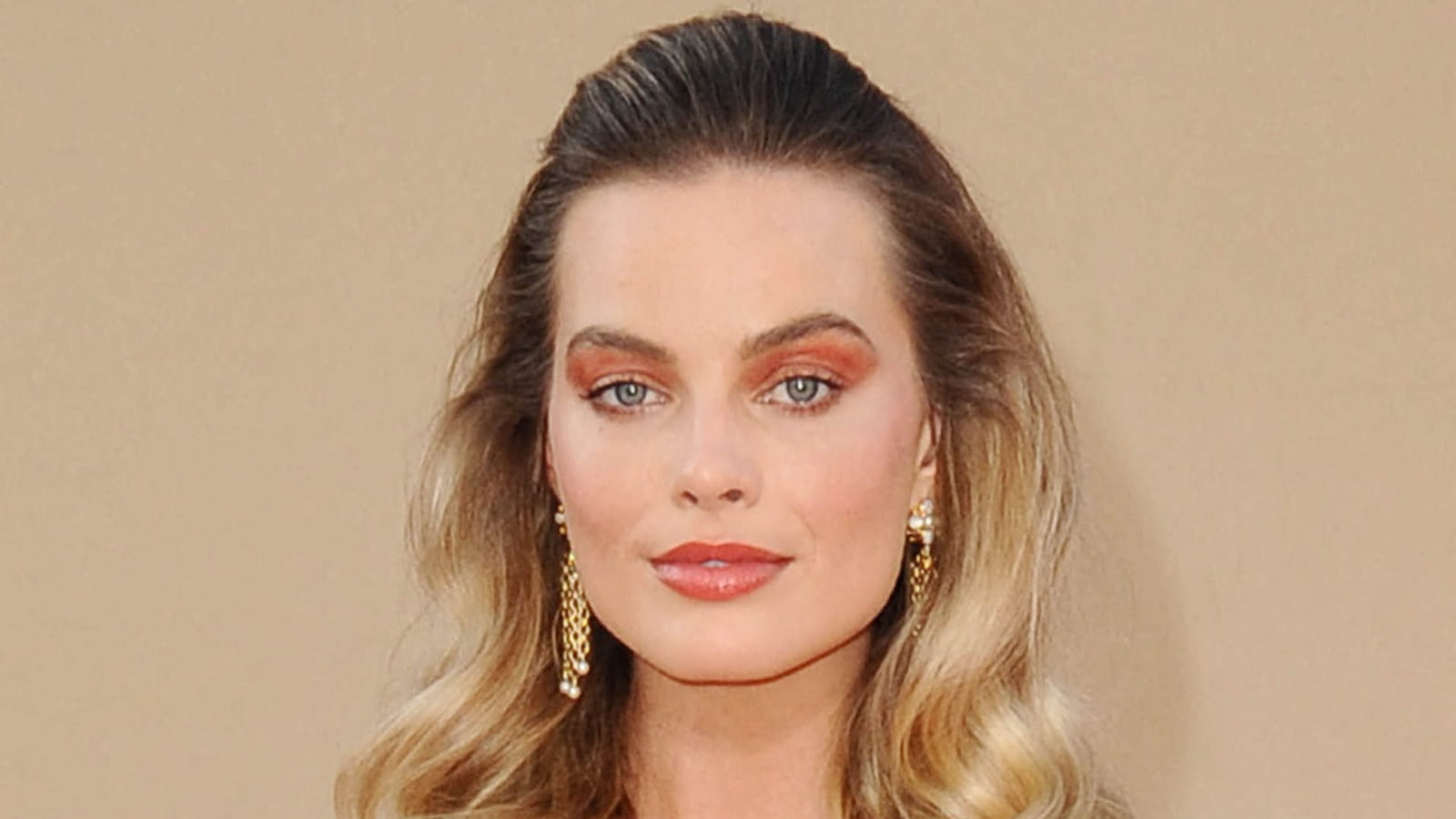 Les yeux orangés de Margot Robbie
