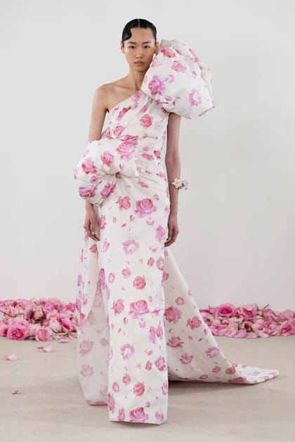 Robe blanche asymétrique à fleurs rose aperçue sur le défilé Giambattista Valli haute couture