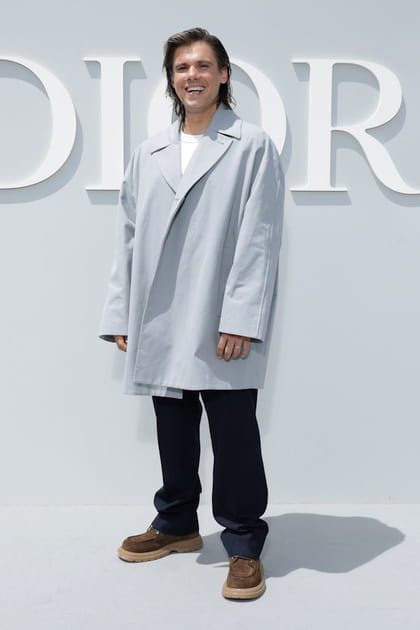 Orelsan en veste oversize et pantalon noir