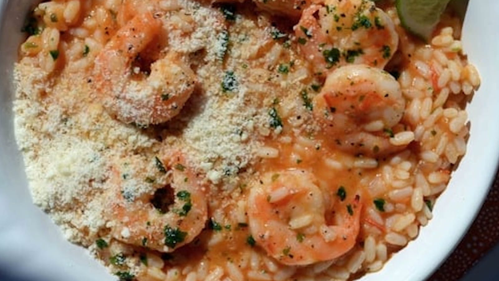Risotto au bouillon de tomates, scampi, parmesan et citron vert