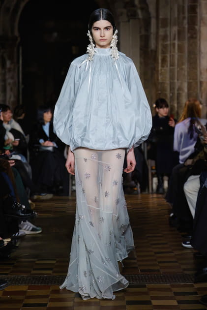 Robe bleue &agrave; manches bouffantes et broderies&nbsp;aper&ccedil;ue sur le d&eacute;fil&eacute; Simone Rocha