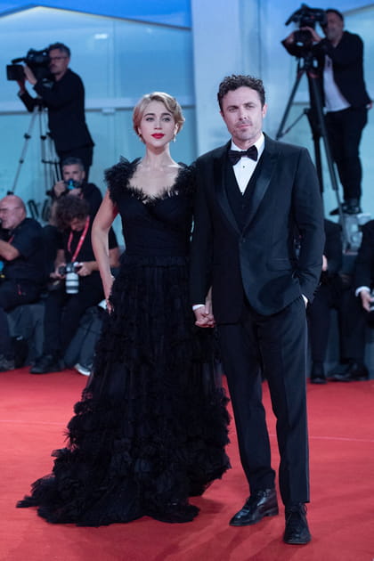 Caylee Cowan et Casey Affleck en robe et costume noirs