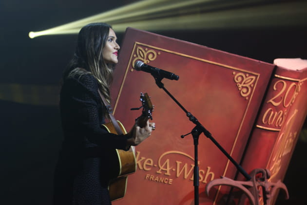 Joyce Jonathan chante sur scène au Gala Make-A-Wish 2023