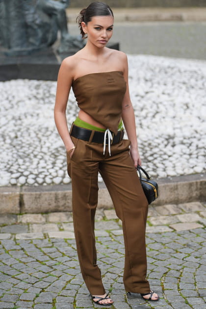 Thylane Blondeau en top bustier camel et pantalon évasé
