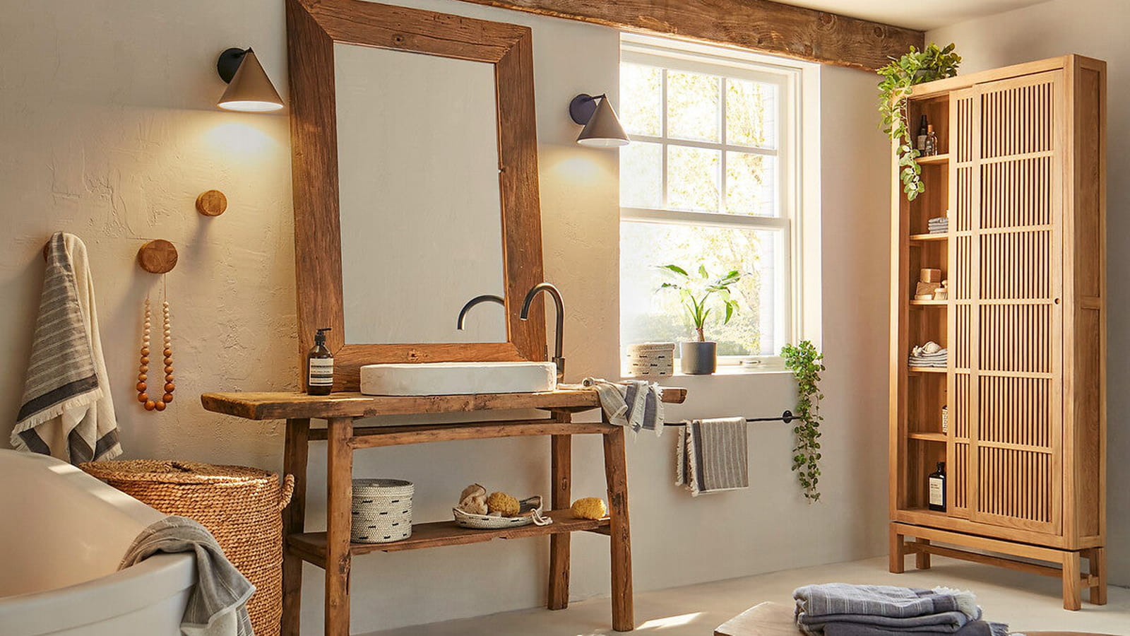 Un meuble en bois brut