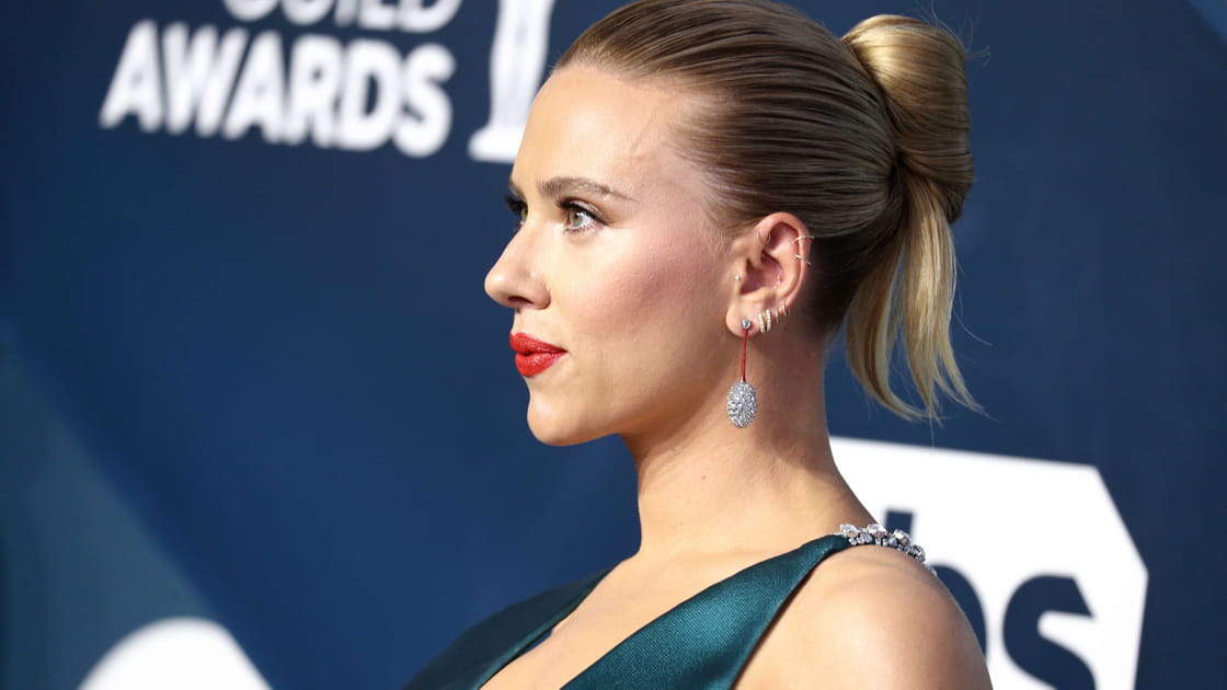 Top&nbsp;: Scarlett Johansson et son chignon sculptural