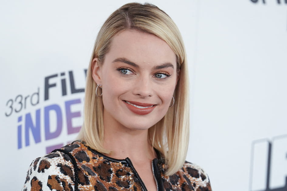 Le carr&eacute; mi-long sage de Margot Robbie