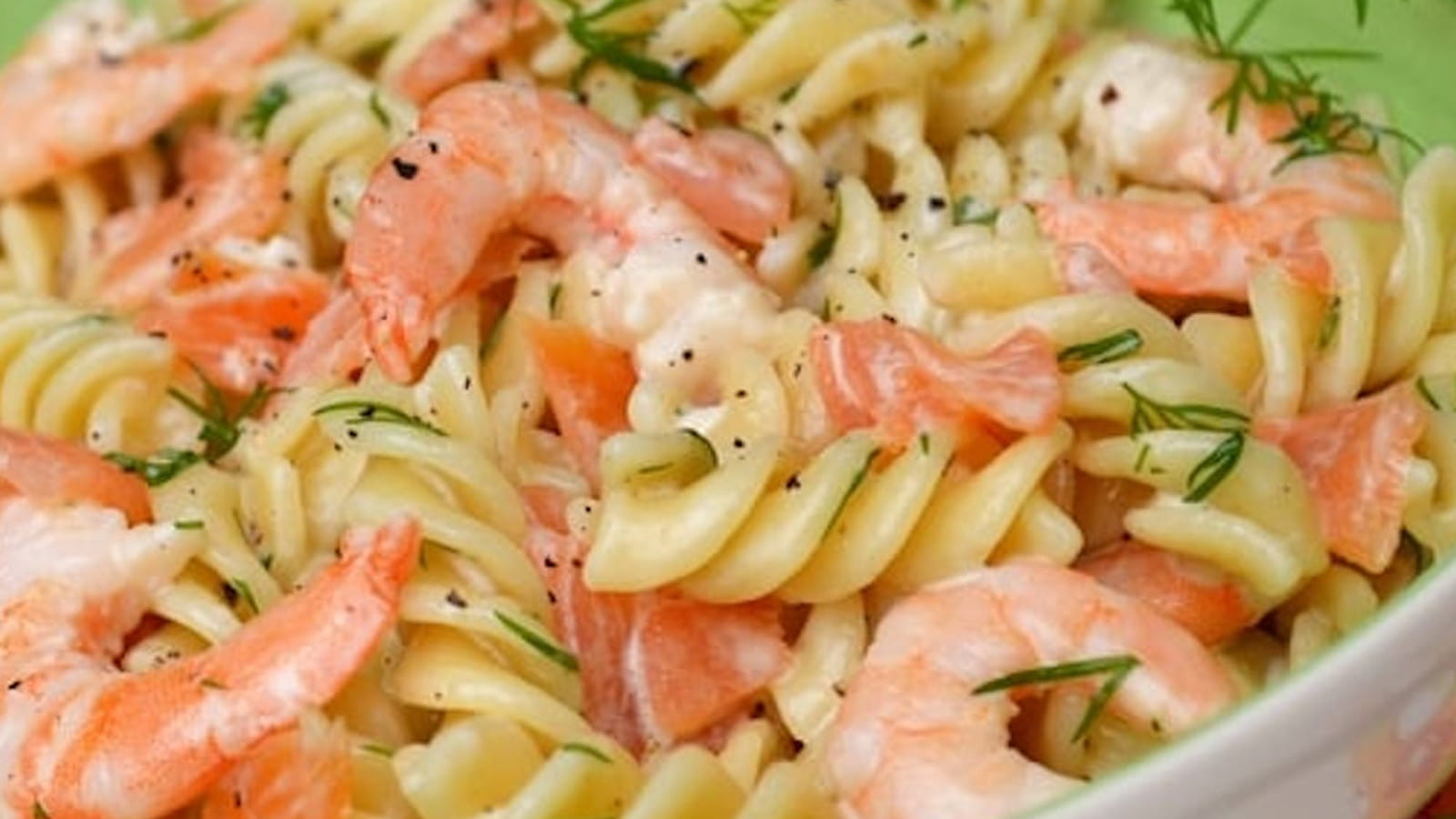 Pâtes spirelli aux crevettes et saumon fumé, crème à l'aneth