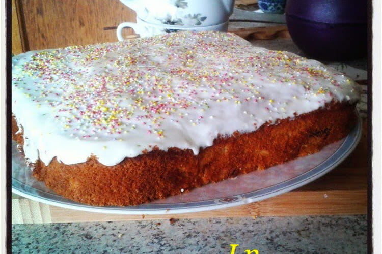 Recette De Gateau Aux Peches Figues Seches Cranberries Amandes Et Rhum Glacage Vanille Aux Perles De Sucre Colore