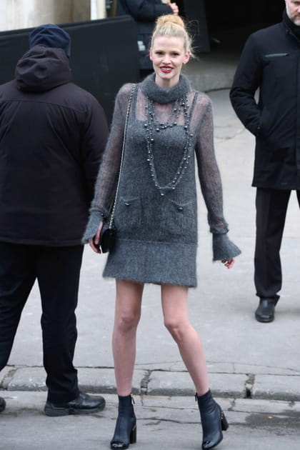 Lara Stone en robe pull courte