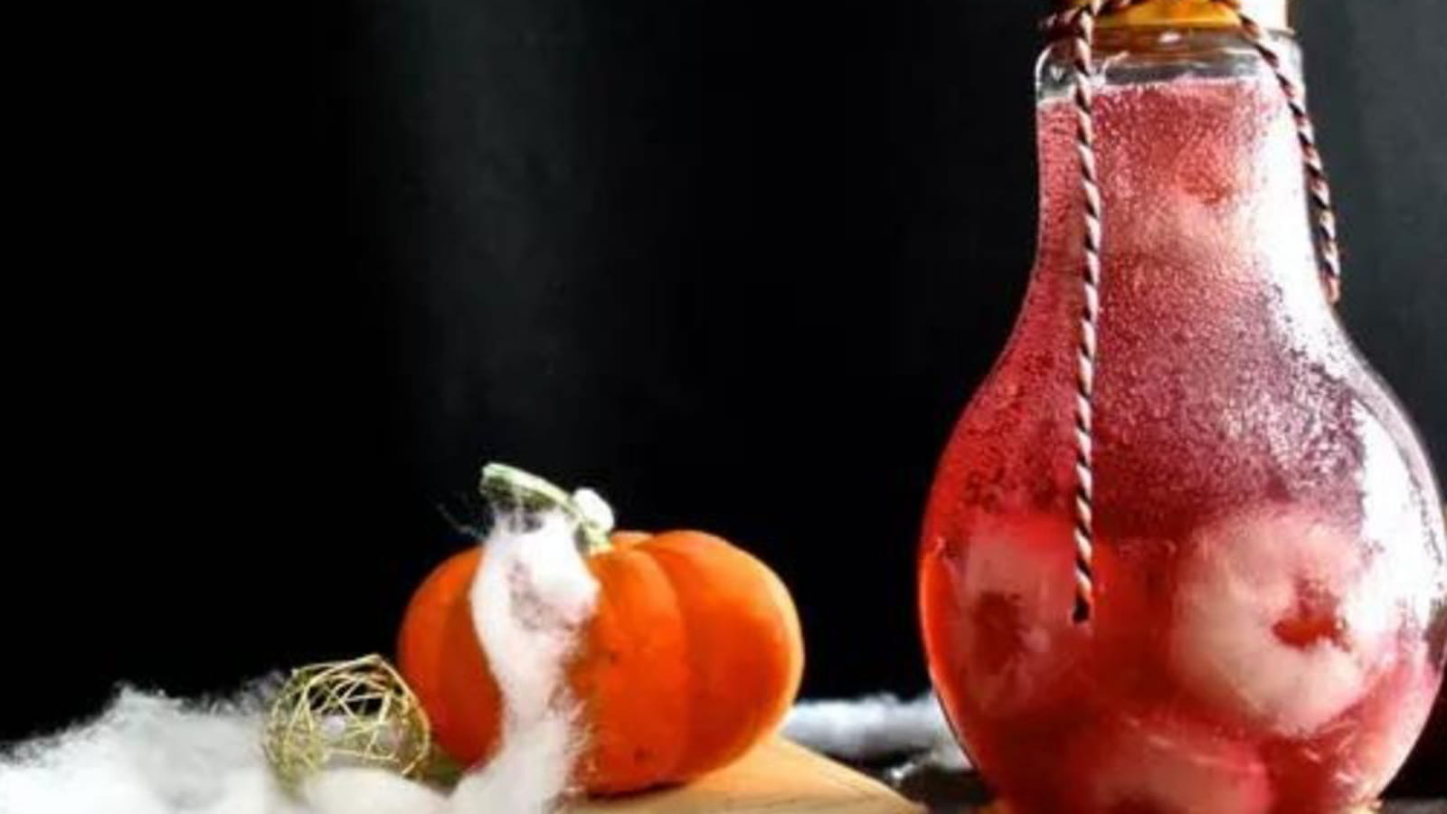 Cocktail potion d'Halloween, raisin et litchi
