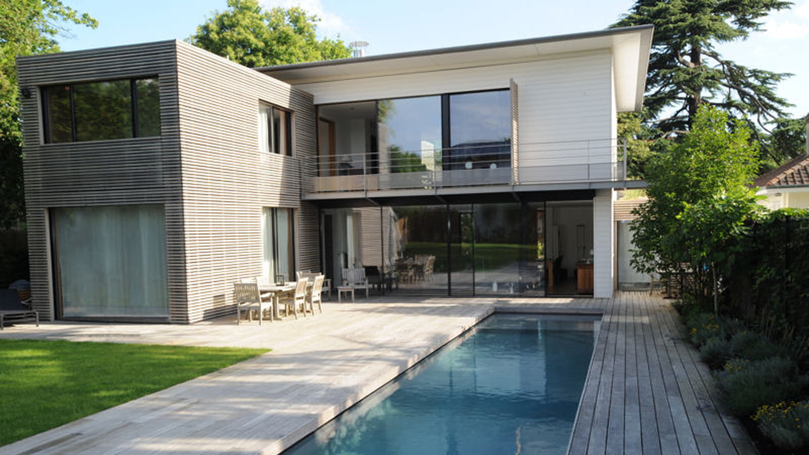 Piscine citadine inférieure à 30 m² de forme angulaire : argent ex aequo