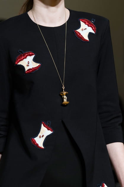 Le pendentif trognon de pomme du d&eacute;fil&eacute; Paul Smith