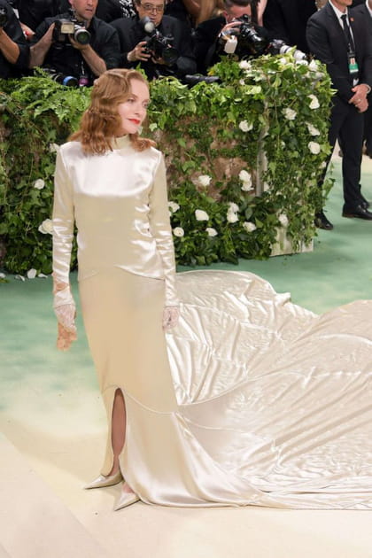 Isabelle Huppert est sculpturale dans une robe en satin qui la moule sans un faux pli