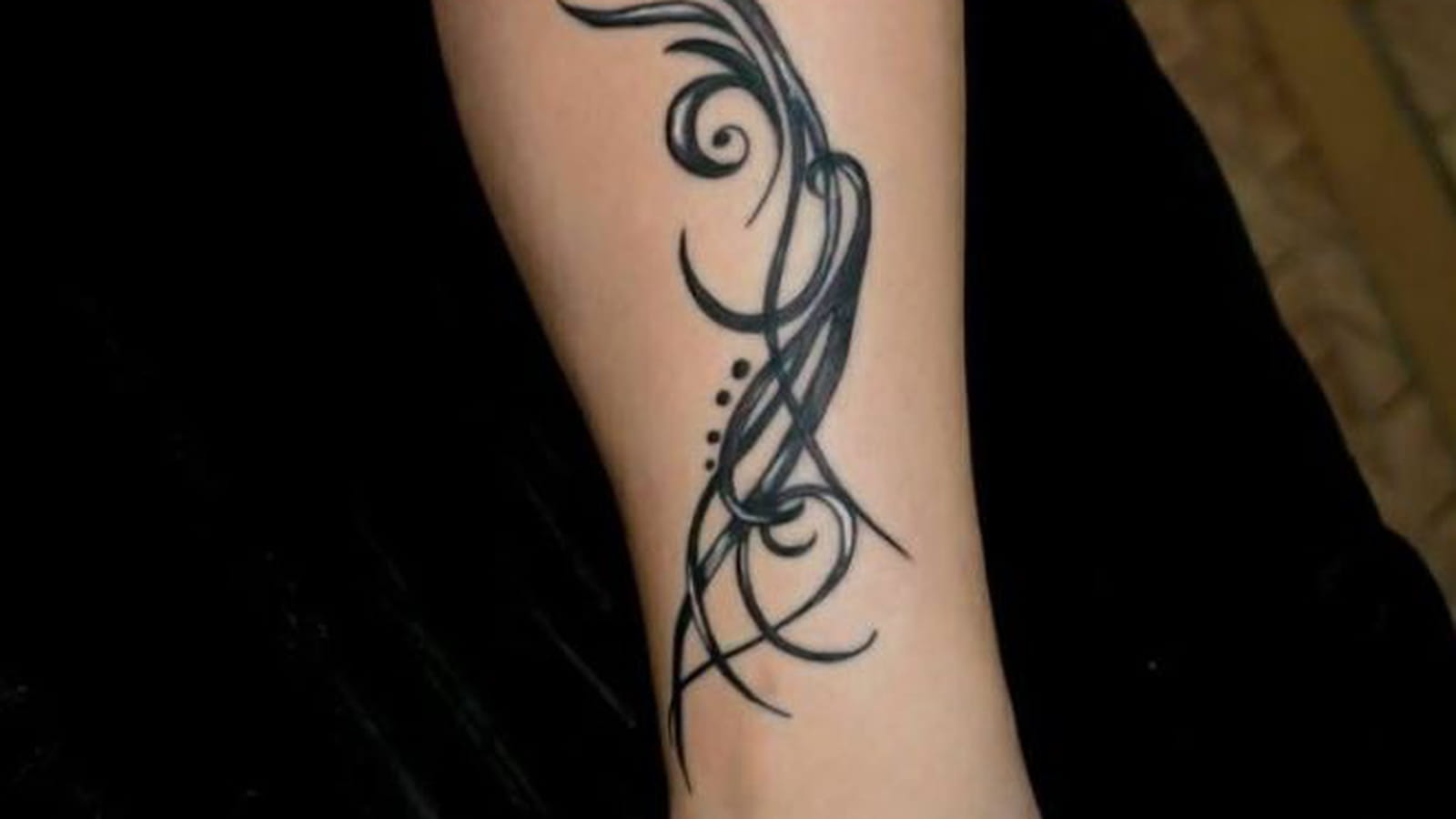 Tatouage tribal le long du mollet
