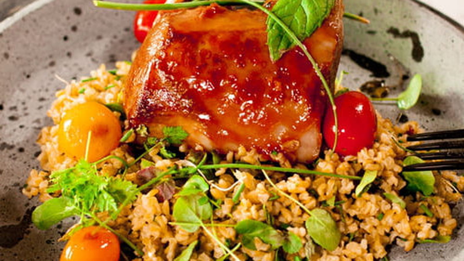 Carré d'agneau irlandais laqué à la tomate Frikké aux herbes - poêlée de tomates