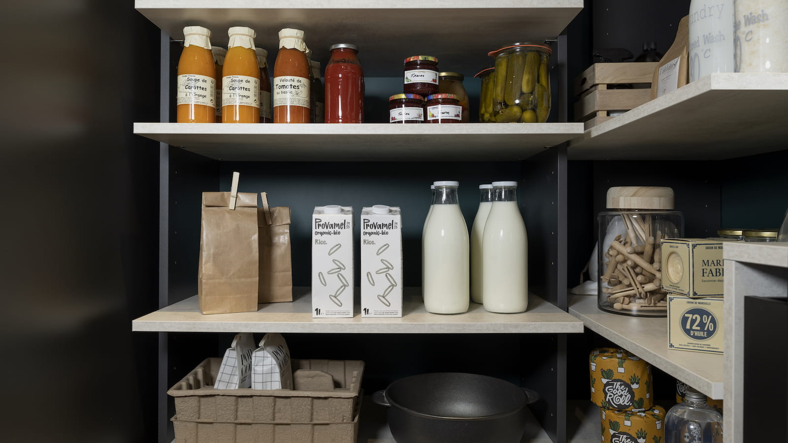 Des étagères de cuisine façon cellier 