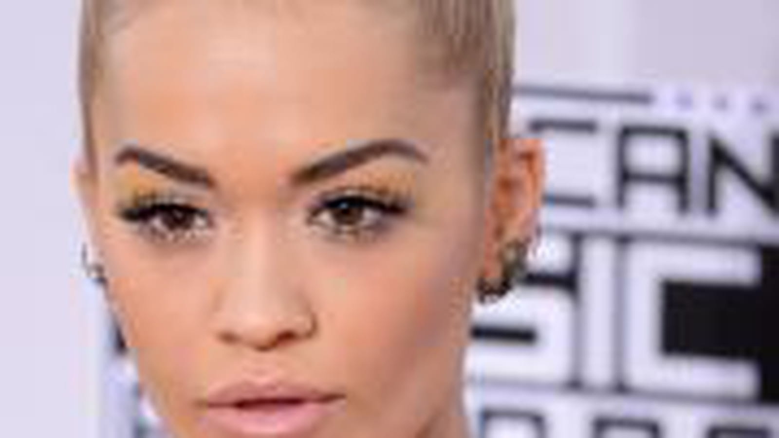 Rita Ora sans frange