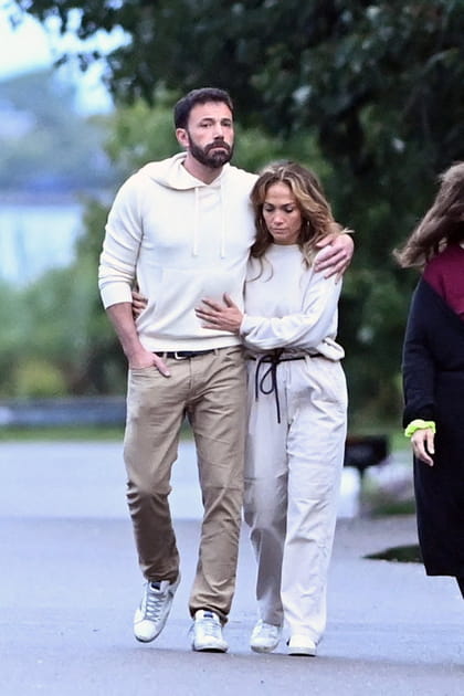 Jennifer Lopez en jogging gris et pull blanc