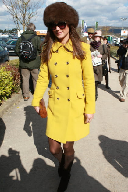 Pippa Middleton en manteau jaune poussin Katherine Hooker