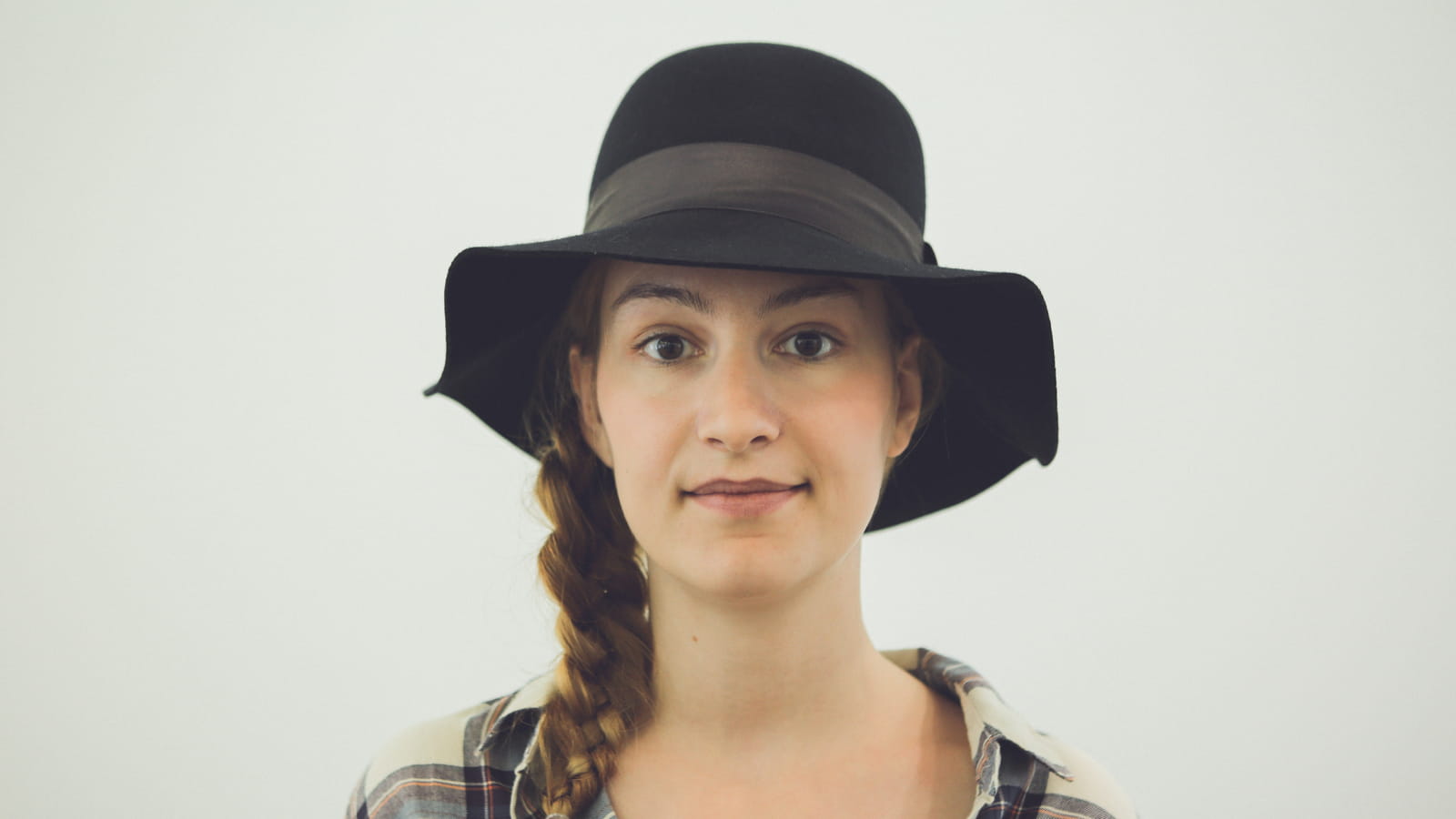 Tresse sous un chapeau