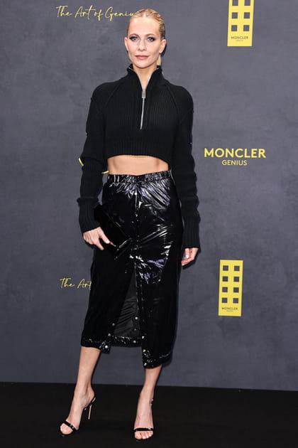 Poppy Delevingne en pull court &agrave; zip et jupe midi fendue en cuir au d&eacute;fil&eacute; Moncler Genius