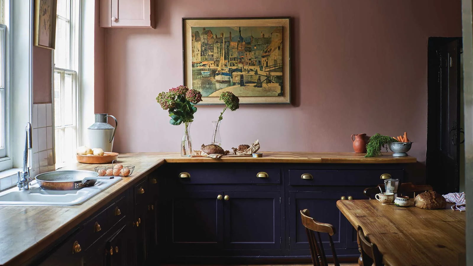 Plafond rose en cuisine