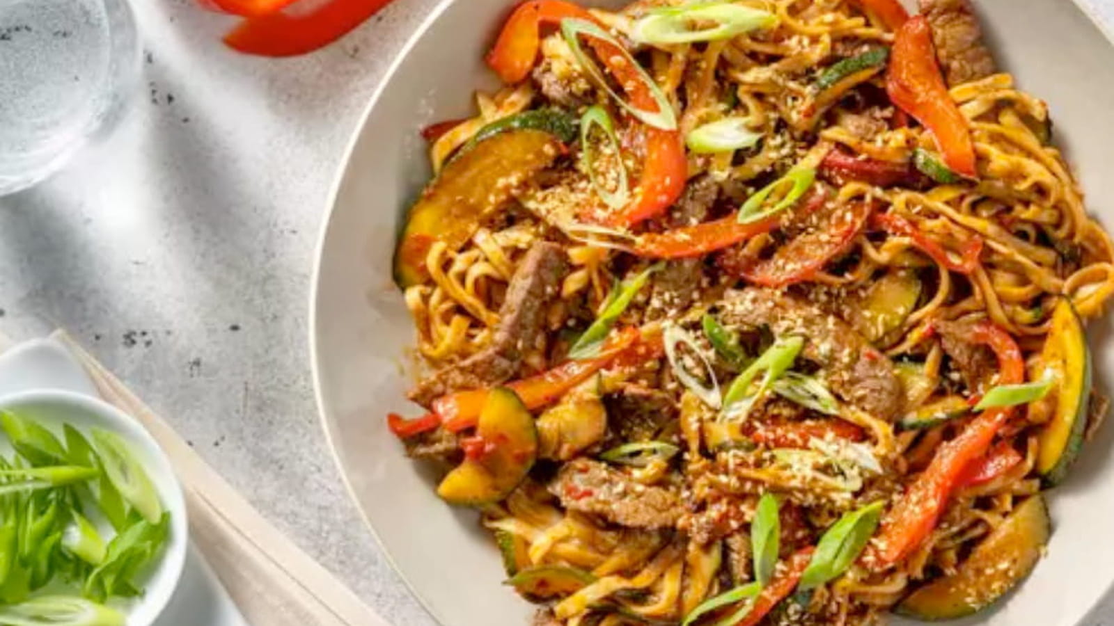 Wok de nouilles sautées au bœuf mariné